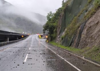 Cerrada la vía al Llano: hay más de diez derrumbes por las lluvias