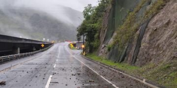 Cerrada la vía al Llano: hay más de diez derrumbes por las lluvias