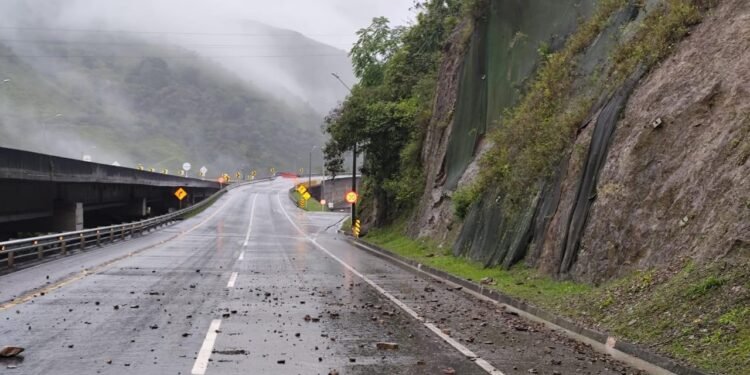 Cerrada la vía al Llano: hay más de diez derrumbes por las lluvias