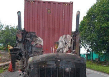 Queman seis tractomulas y hieren a un conductor en el Valle del Cauca