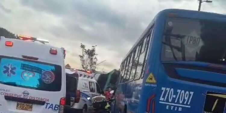 Choque múltiple en el sur de Bogotá deja cerca de 30 heridos