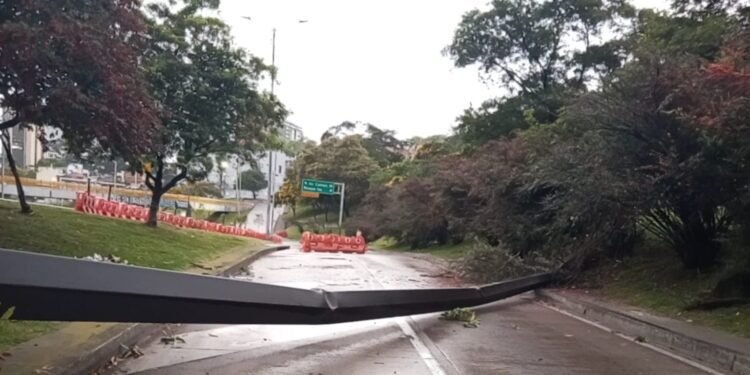 Cierre en la avenida circunvalar con avenida El Dorado por caída de una estructura