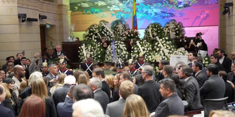 Los colombianos hacen fila para despedir a Miguel Uribe