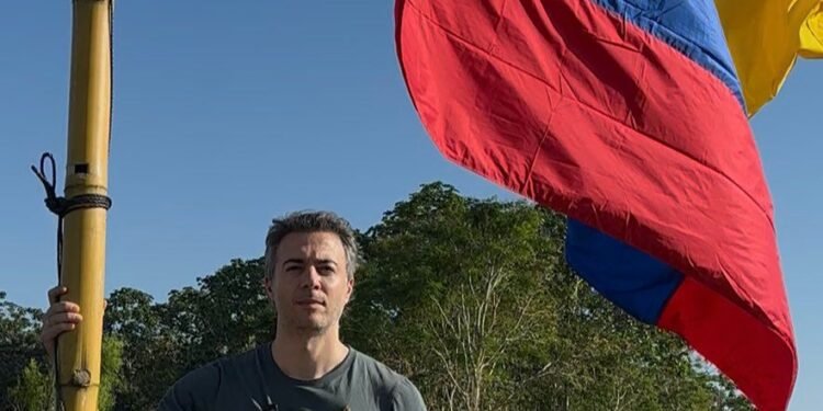 Daniel Quintero desata polémica por instalar bandera de Colombia en zona de la discordia con Perú, en el Amazonas
