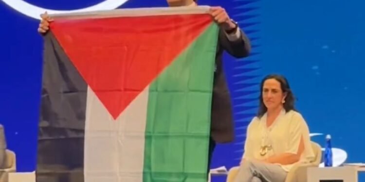 Con una bandera de Palestina, Daniel Quintero irrumpió en el Congreso de la ANDI