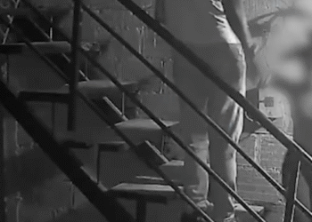 Hombre que lanzó por las escaleras a mujer en Valle es buscado por las autoridades