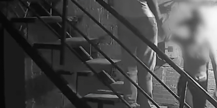 Hombre que lanzó por las escaleras a mujer en Valle es buscado por las autoridades