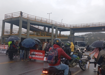 Ciudadanos bloquearon la vía Bogotá – La Calera: moradores denuncian incumplimiento del Gobierno