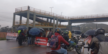Ciudadanos bloquearon la vía Bogotá – La Calera: moradores denuncian incumplimiento del Gobierno