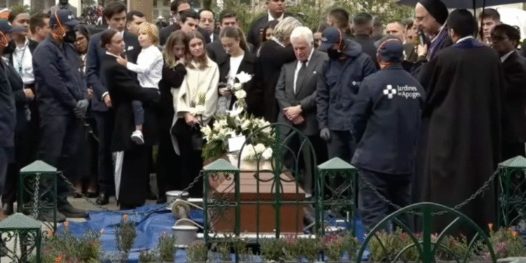 Con honores y rodeado de su familia, Miguel Uribe Turbay fue enterrado en el Cementerio Central de Bogotá