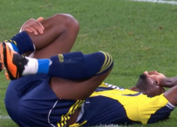 Jhon Durán salió lesionado en la derrota del Fenerbahçe y es duda para la Selección Colombia