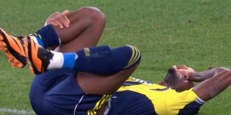 Jhon Durán salió lesionado en la derrota del Fenerbahçe y es duda para la Selección Colombia