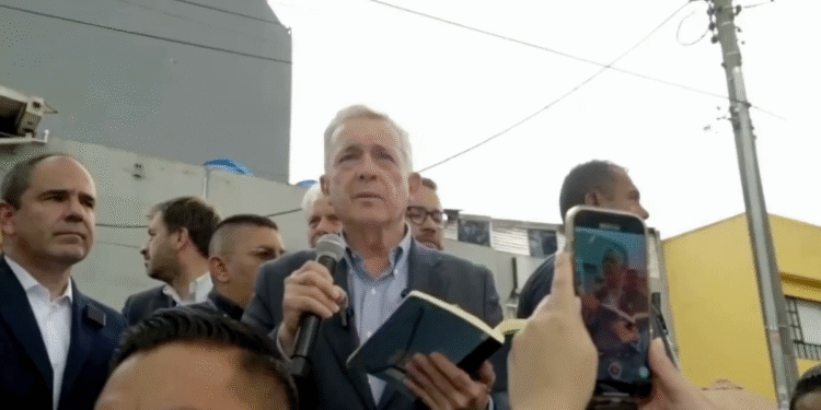 Álvaro Uribe visitó parque donde atentaron contra Miguel Uribe Turbay en Modelia y rindió un homenaje