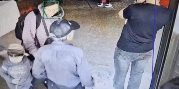 Adulto mayor atacó con puñal a varios pasajeros en la terminal Salitre: todo quedó en video