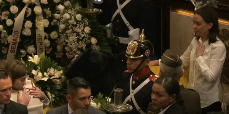 El cuerpo de Miguel Uribe reposa en cámara ardiente en el Capitolio: el sepelio será el miércoles