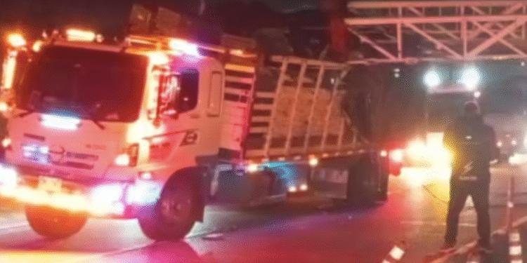 Accidente colapsó la movilidad en la calle 80 en Bogotá: Una grúa de construcción cayó sobre un camión