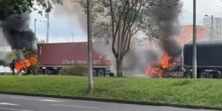 Caos en Cali: dos tractomulas incendiadas, una moto robada y disturbios en Univalle