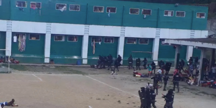 17 muertos dejan choques entre reclusos en cárcel de Ecuador