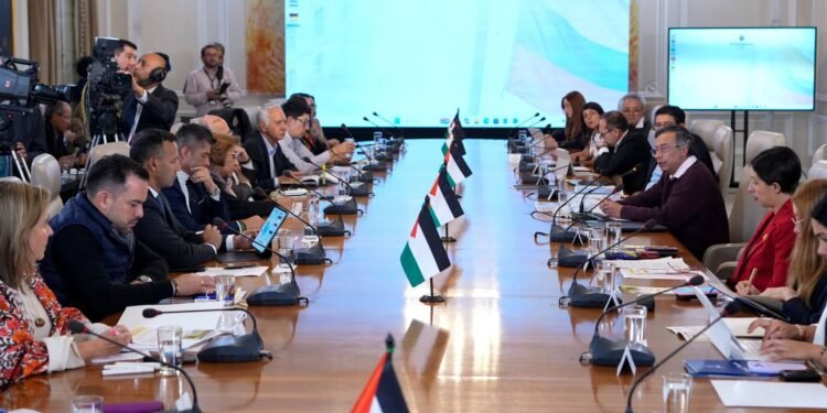 El presidente Petro anunció que reformará el TLC con EE. UU.