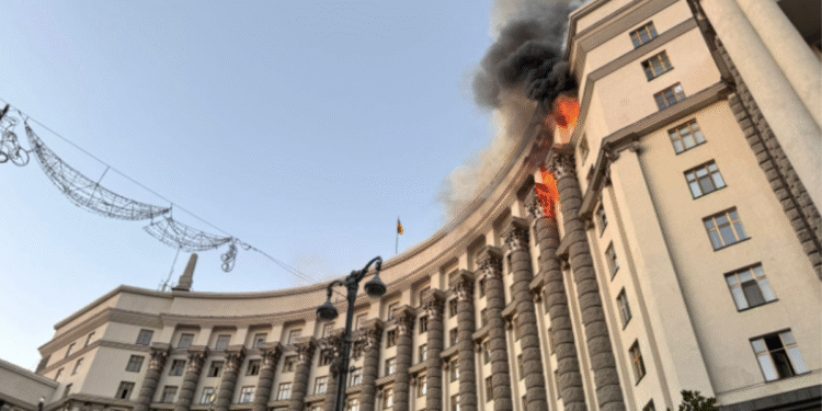 Rusia golpea a Ucrania con una fuerte ofensiva: bombardeó la sede del gobierno