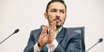 Suspenden, provisionalmente, al ministro de la Igualdad, Juan Carlos Florián: mujeres celebran la decisión