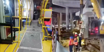 Accidente en obras del metro de Bogotá dejó cuatro heridos en bus de TransMilenio por la avenida NQS