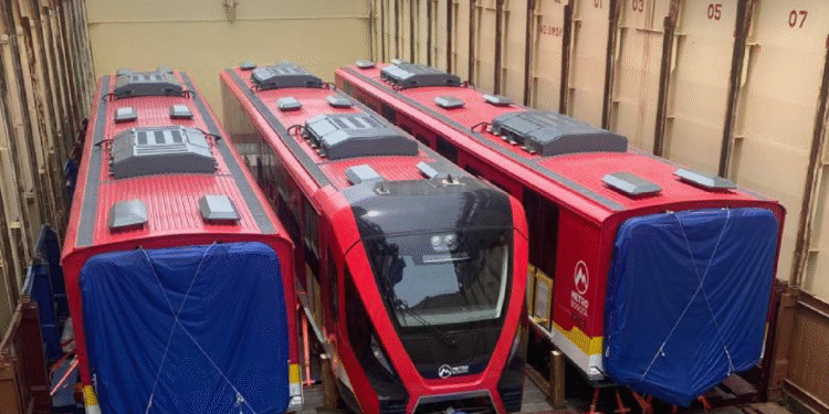 “Es un hito la llegada del primer tren”: alcalde Galán celebra desembarco de vagones del Metro de Bogotá