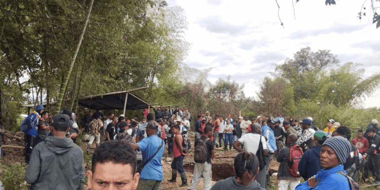 Derrumbe en mina ilegal de oro dejó a siete mineros atrapados en Cauca