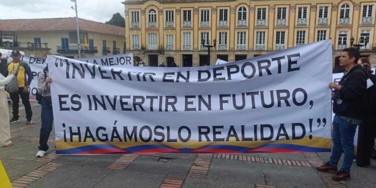 Deportistas y dirigentes protestaron por reducción del presupuesto del deporte