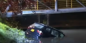 Hombre de 85 años muere ahogado al caer en caño de Bogotá con su carro: ¿no había señalización?