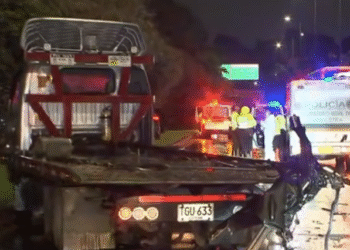 Un fallecido y un carro semidestruido por choque entre una camioneta y una grúa en Bogotá