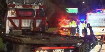 Un fallecido y un carro semidestruido por choque entre una camioneta y una grúa en Bogotá