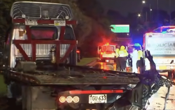 Un fallecido y un carro semidestruido por choque entre una camioneta y una grúa en Bogotá
