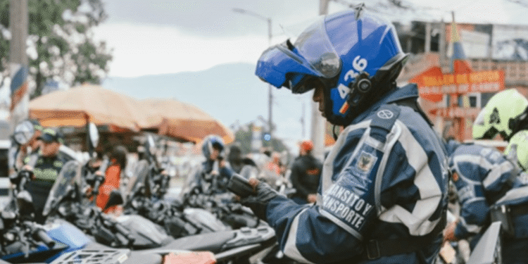 Moteros furiosos por restricciones en Halloween bloquean Bogotá: Galán ordena restablecer orden