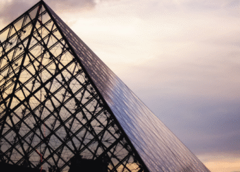 En robo de película en el Museo de Louvre, en París, se llevan joyas de la corona francesa