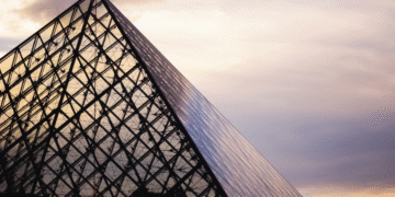 En robo de película en el Museo de Louvre, en París, se llevan joyas de la corona francesa