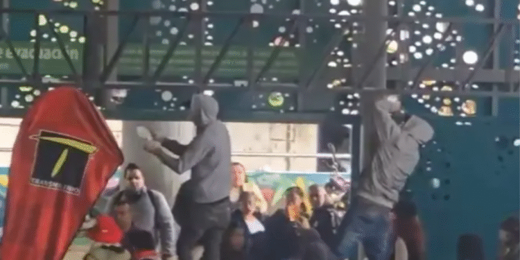 Congreso de los pueblos se toma portal de Transmilenio en Bogotá y motiva la evasión del pago