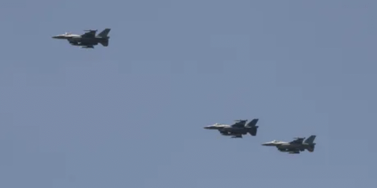 Venezuela alerta sobre presencia de cazas de EE.UU. y acusa a Trump de amenaza militar