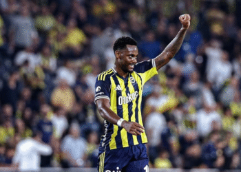 “Algunos clubes obligaban a Jhon Durán a jugar con dolor”: técnico del Fenerbahce sobre su lesión