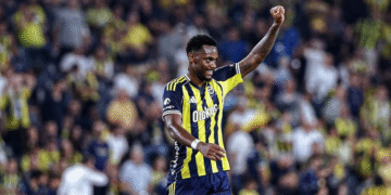 “Algunos clubes obligaban a Jhon Durán a jugar con dolor”: técnico del Fenerbahce sobre su lesión