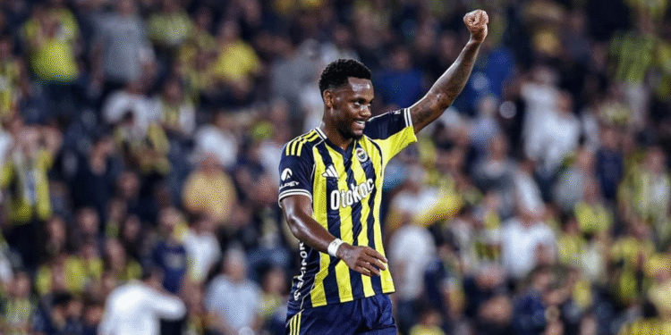 “Algunos clubes obligaban a Jhon Durán a jugar con dolor”: técnico del Fenerbahce sobre su lesión