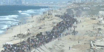 Miles de palestinos regresan a Gaza tras repliegue del ejército israelí