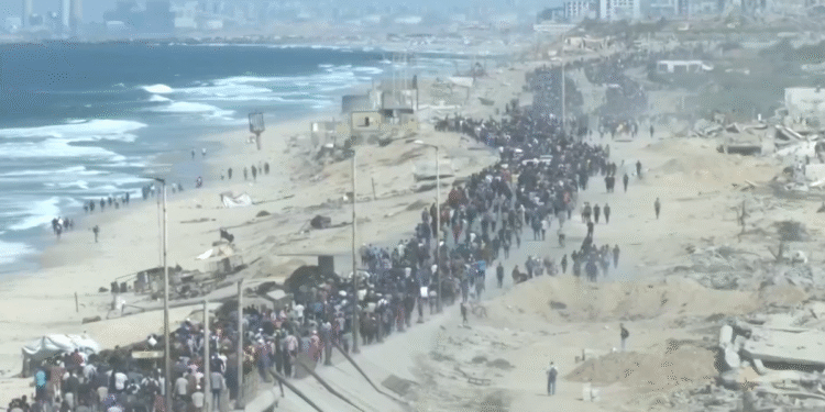 Miles de palestinos regresan a Gaza tras repliegue del ejército israelí