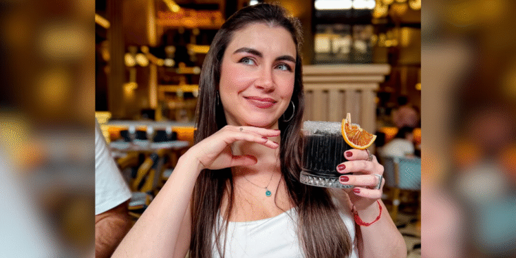 Exreina de belleza es investigada por usar documento falso para sacar a su hijo del país