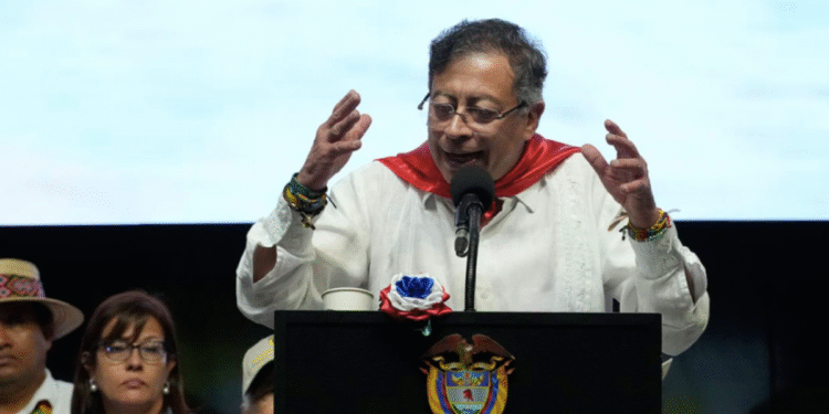 Gustavo Petro pide recolectar firmas para convocar una constituyente