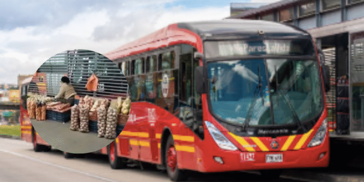 Polémica: vendedora montó en Transmilenio una plaza de mercado