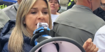 Vicky Dávila, con megáfono en mano, pide a milites desobedecer a Petro en cuanto a Venezuela