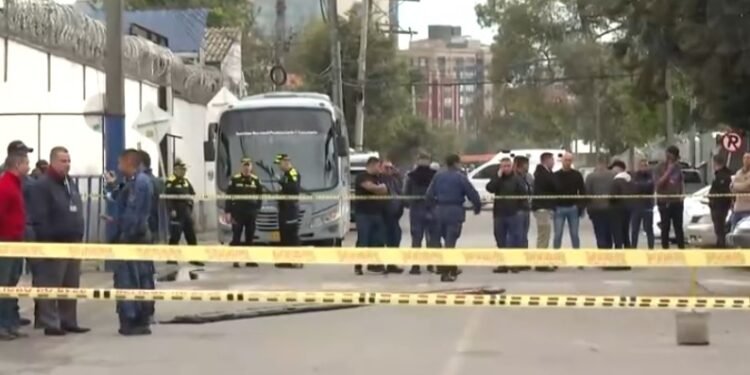 Grave atentado frente a la cárcel Modelo en Bogotá: sicarios en moto matan a guardián y causan heridas a dos