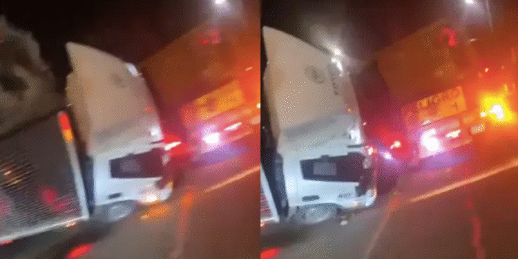 En el norte de Bogotá, camión termina volcado tras choque con tractocamión