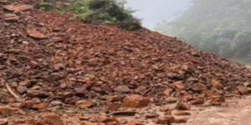 Operario que trabajaba en vía afectada por derrumbe en Santander falleció tras caerle encima una roca